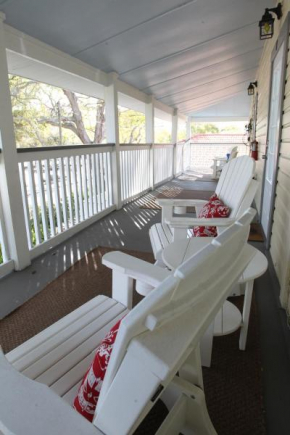2 Bedroom Apt Overlooking Dunedin Town Square NO KIDS, NO PETS